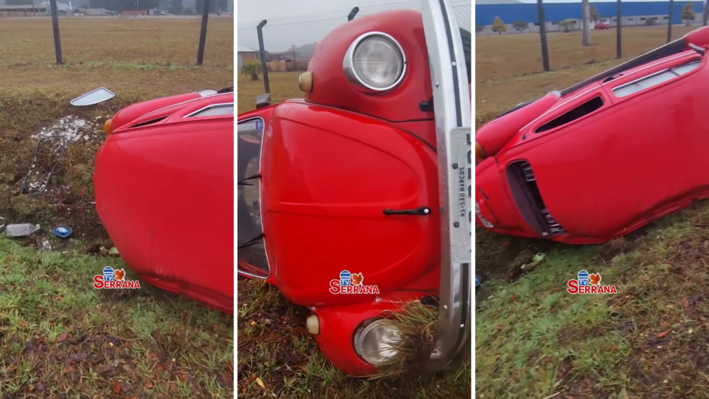 Montagem mostra três ângulos do Fusca vermelho com placas de São Marcos capotado em barranco às margens da RS-020, em São Francisco de Paula. O veículo aparece tombado lateralmente, com partes quebradas e sinais de impacto no gramado úmido. Imagens da Web TV Serrana.