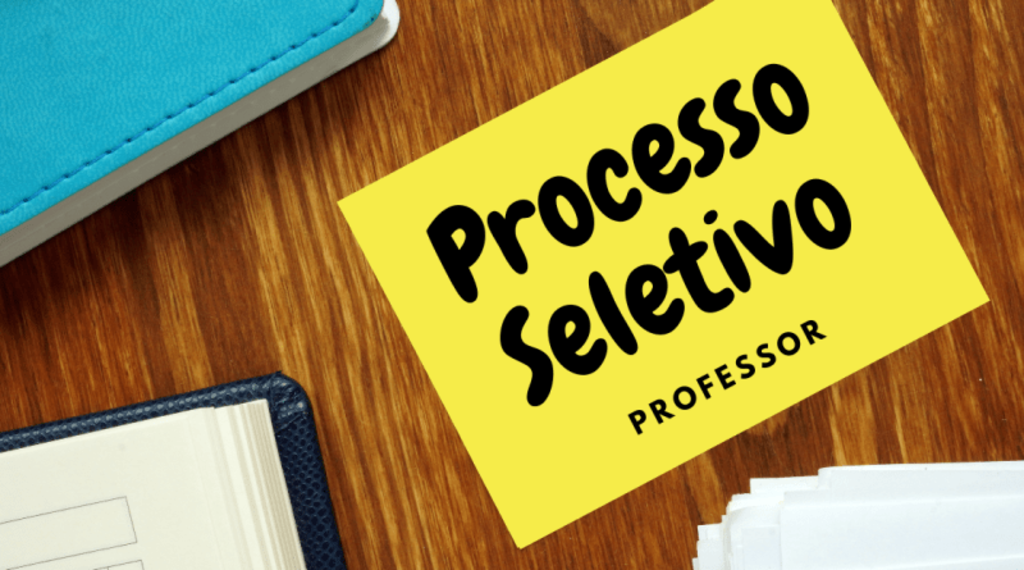 Cartão amarelo sobre mesa de madeira com os dizeres 