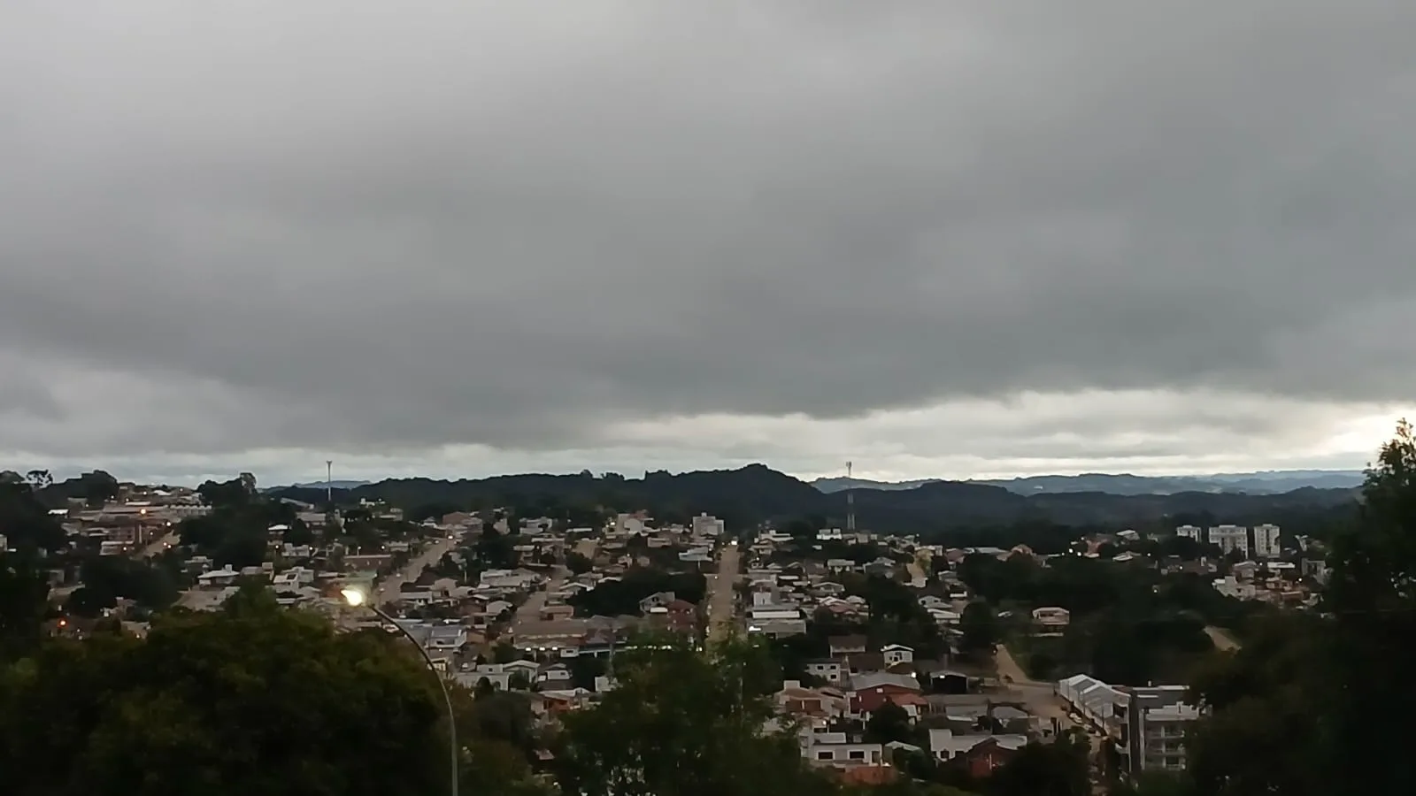 A instabilidade será consequência do avanço de uma frente fria associada a uma massa de ar frio